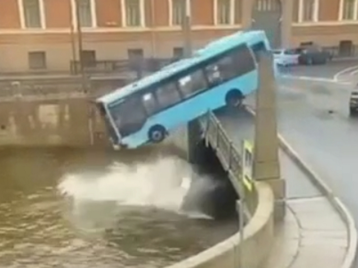 Падение автобуса с моста в Петербурге в реку Мойку попало на видео: есть погибшие