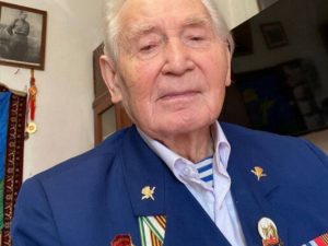 «Вы мешаете картинке»: в Томске во время парада Победы чиновники не разрешили передать воду ветерану ВОВ и тому стало плохо