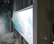 Разбушевавшиеся волны с легкостью вламываются в пределы корабля