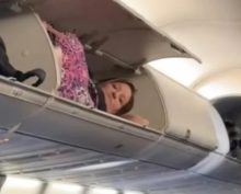 Женщина разлеглась на багажной полке в самолете