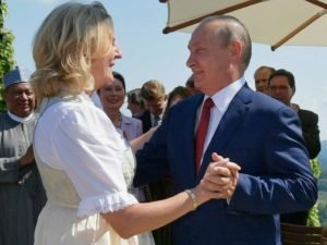 Экс-министр Австрии Кнайсль живет в 4-этажном пентхаусе в Петербурге: опубликованы фото