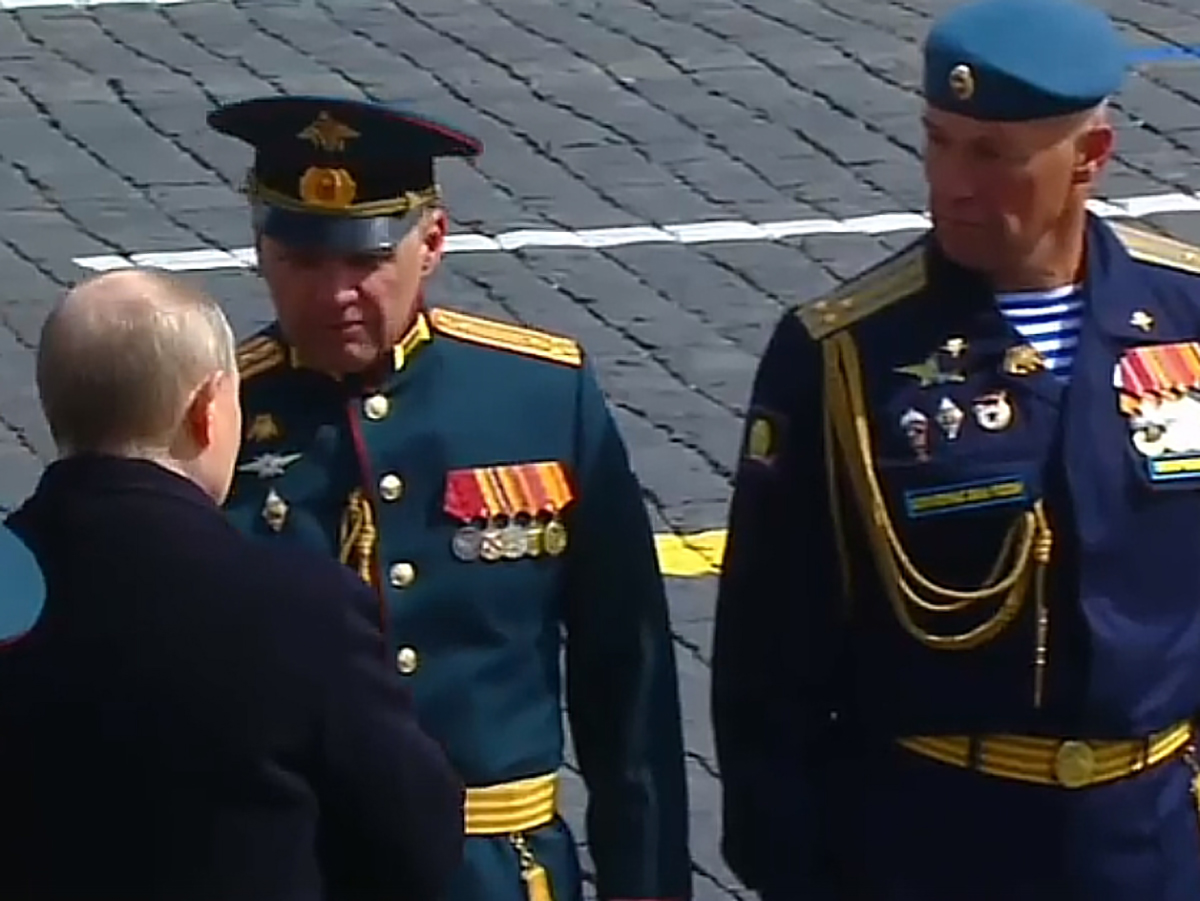 СМИ выяснили, почему два высокопоставленных офицера не стали отдавать честь Путину во время Парада Победы