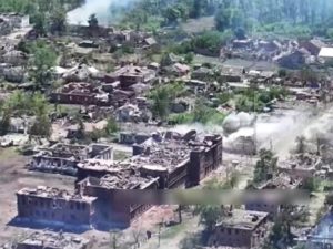 Разрушенный Волчанск сняли с воздуха: российский «Север» давит ВСУ к реке