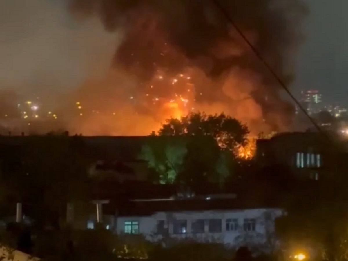 К тушению мощного пожара на востоке Москвы привлекли авиацию