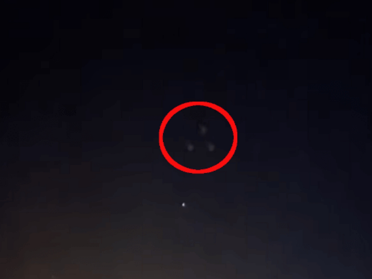 Треугольный НЛО возле Луны напугал очевидца