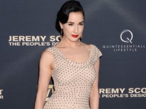 Дита фон Тиз устроила танцы топлес в большом бокале