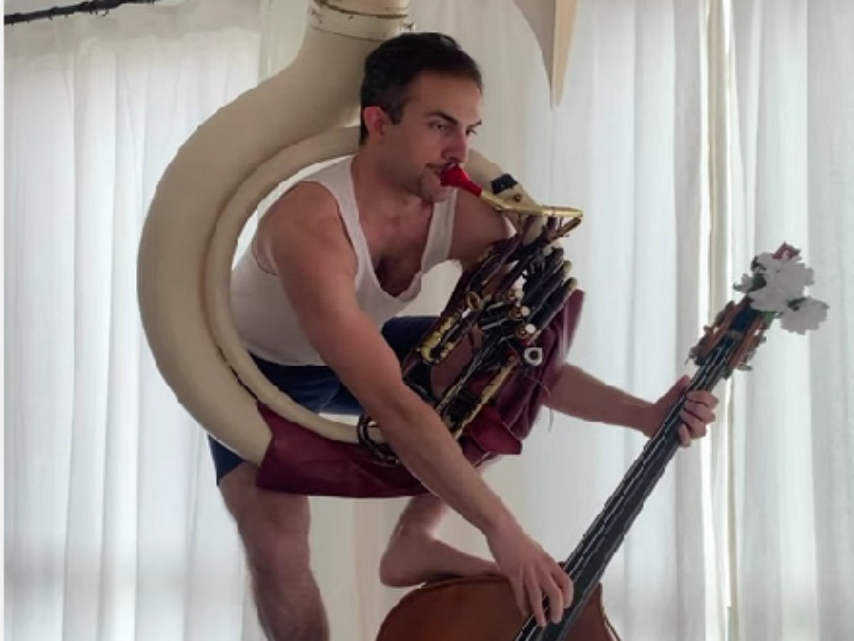 Это же настоящий человек-оркестр!