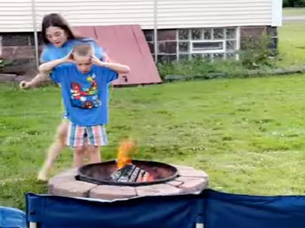 Семья поиграла в фрисби на заднем дворе