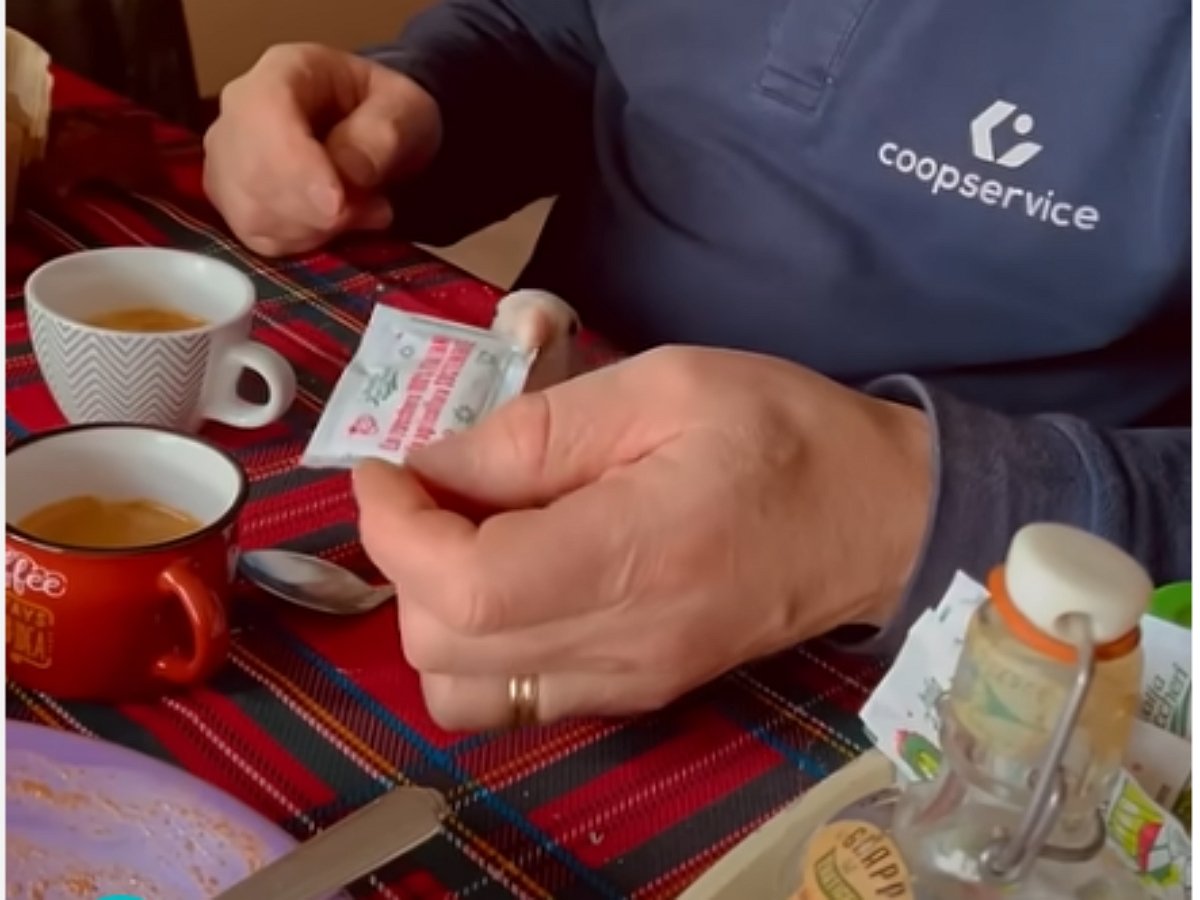 Как вскрыть пакетик сахара с помощью попугая