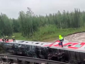 Коми сошел поезд