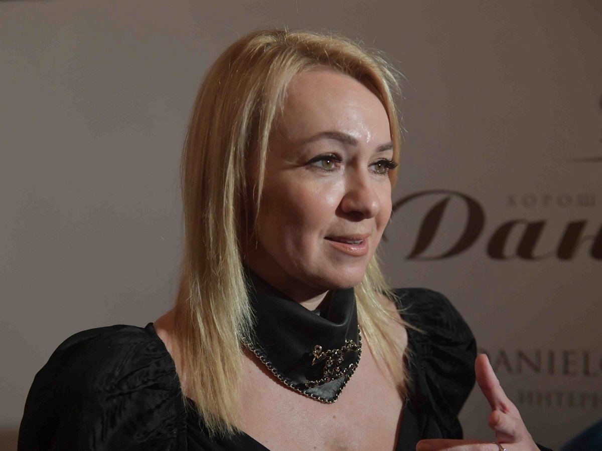 Яна Рудковская нарядилась в платье из губок для посуды