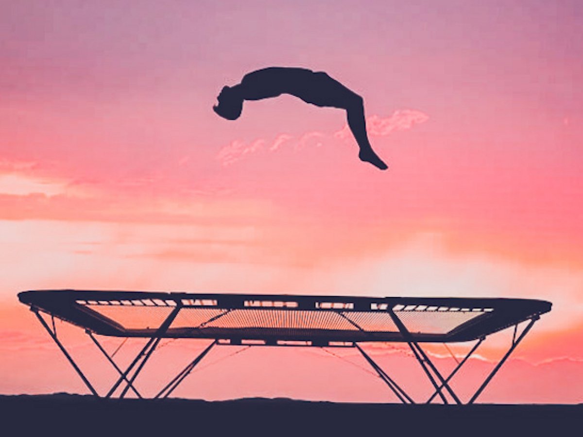 Эти трюки на батуте вызывают восхищение и ужас