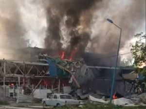 ВСУ ударом из РСЗО HIMARS разрушила супермаркет в Донецке: пожар попал на видео