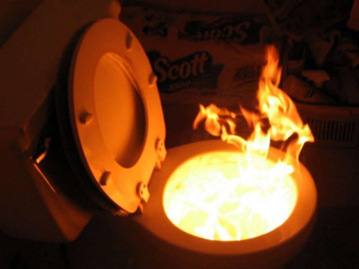 Унитаз выглядит как портал в ад