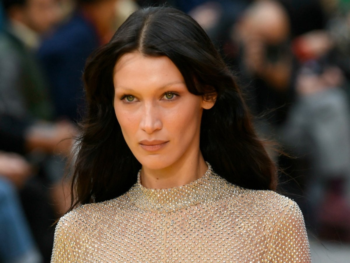 Белла Хадид позирует в расстегнутых штанах