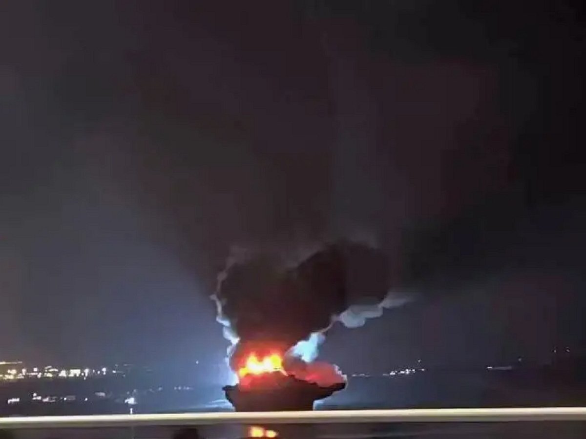 В Китае загорелся проданный РФ авианосец