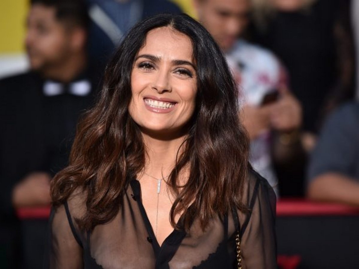 Сальма Хайек показала роскошное тело в ярком бикини