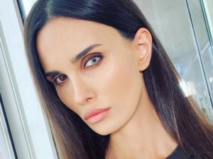 Кристина Агилера обнажила грудь в пикантном видео