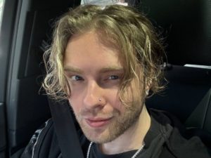 Ирина Шейк побаловала себя колбасой и шоколадкой 