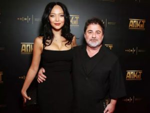 Пользователи обнаружили у кого Shaman научился держать микрофон в штанах