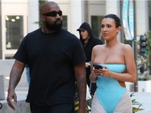 Парень лихо дернул льва за хвост