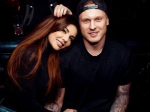 Сальма Хайек позировала на яхте в ярком бикини