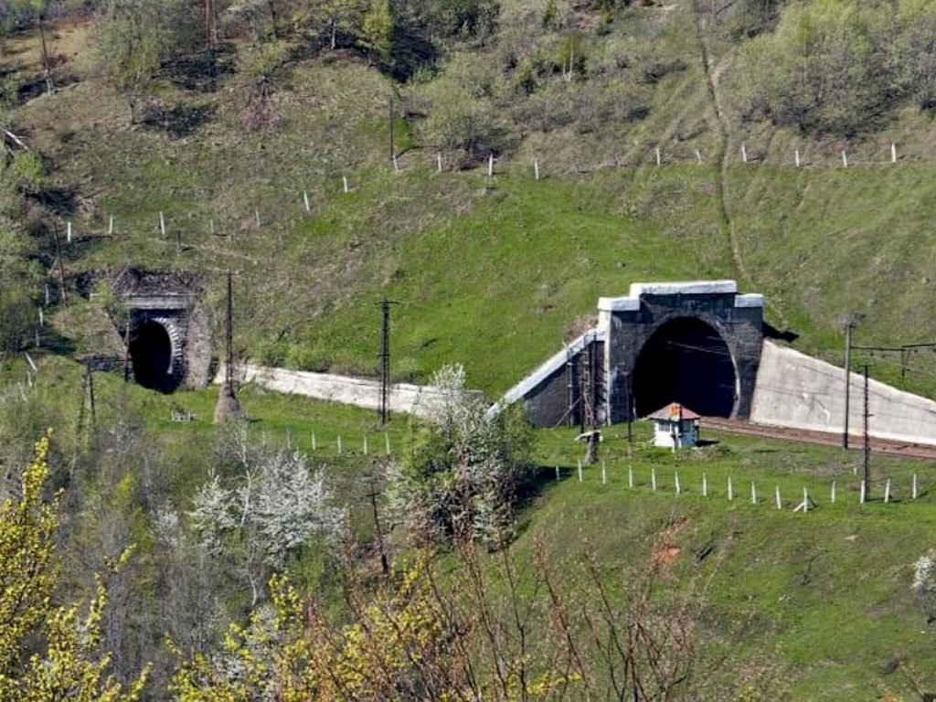 Бискитский тоннель. Бискитский тоннель. Бескидский железнодорожный туннель. Бескидский тоннель в карпатах. Бескидский тоннель через карпаты.