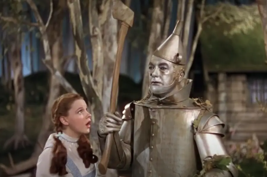 25 жутких закулисных фактов об известных фильмах