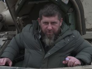 Кадыров прибыл на прямую линию на трофейном Bradley и попросил прощения у Маска