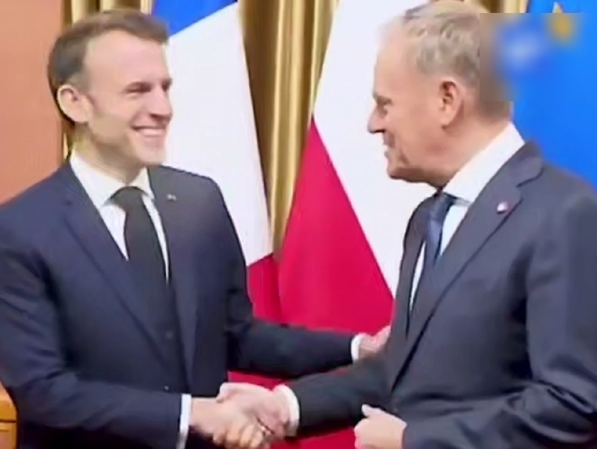 Польский премьер-министр поиздевался над Макроном и его рукопожатием