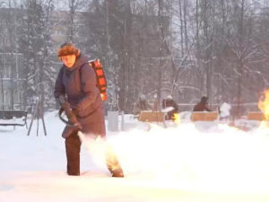 Чиновник из Санкт-Петербурга вышел убирать снег с огнеметом