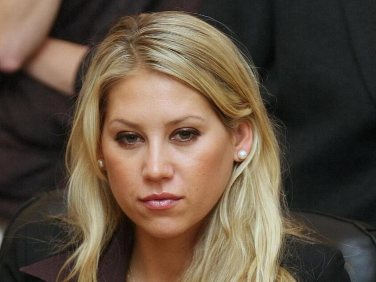 Анну Курникову засняли на шопинге в инвалидном кресле