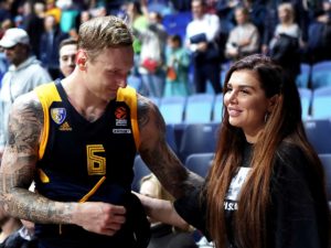 Стали известны новые подробности о суициде экс-супруга Седоковой Яниса Тиммы: всплыли подозрительные детали