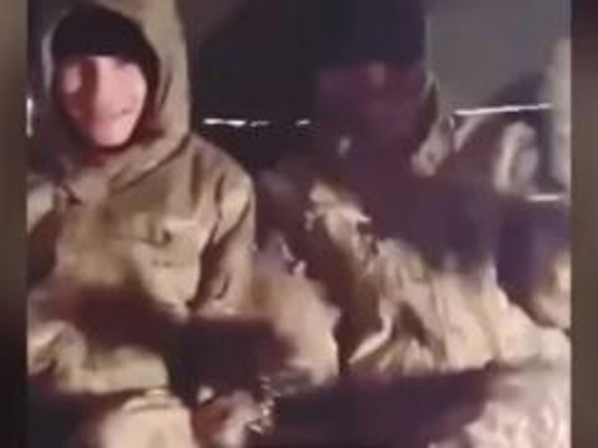 Закованных перед боем в наручники солдат ВСУ сняли на видео (ВИДЕО) Закованных перед боем в наручники солдат ВСУ сняли на видео (ВИДЕО)