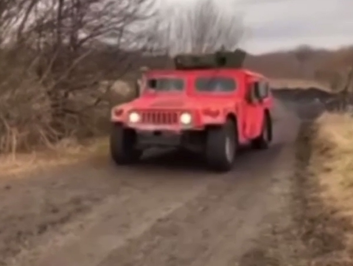 У ВСУ появились гламурные Humvee розового цвета: опубликовано видео