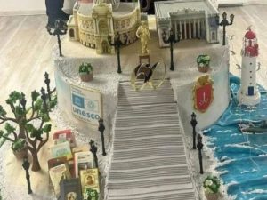 «Пусть подавится»: торт мэра Одессы с русскими книгами возмутил украинцев