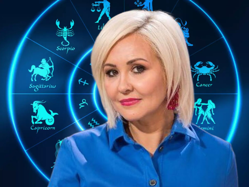 Анасы баласын мысығы мен есегімен тыныштандырады үлкен үй сиськи