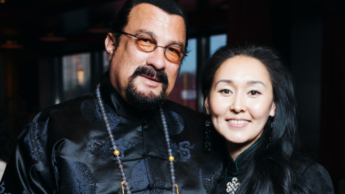 Как выглядят настоящие возлюбленные героев популярных боевиков