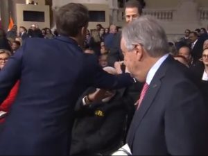 Макрон отказался пожать руку Моди: названы причины