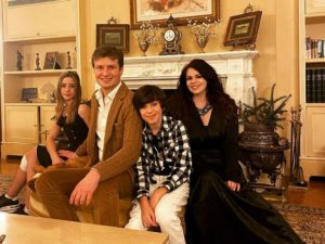 Макрон отказался пожать руку Моди: названы причины