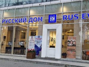 Нетаньяху подарил Трампу позолоченный пейджер: опубликовано фото