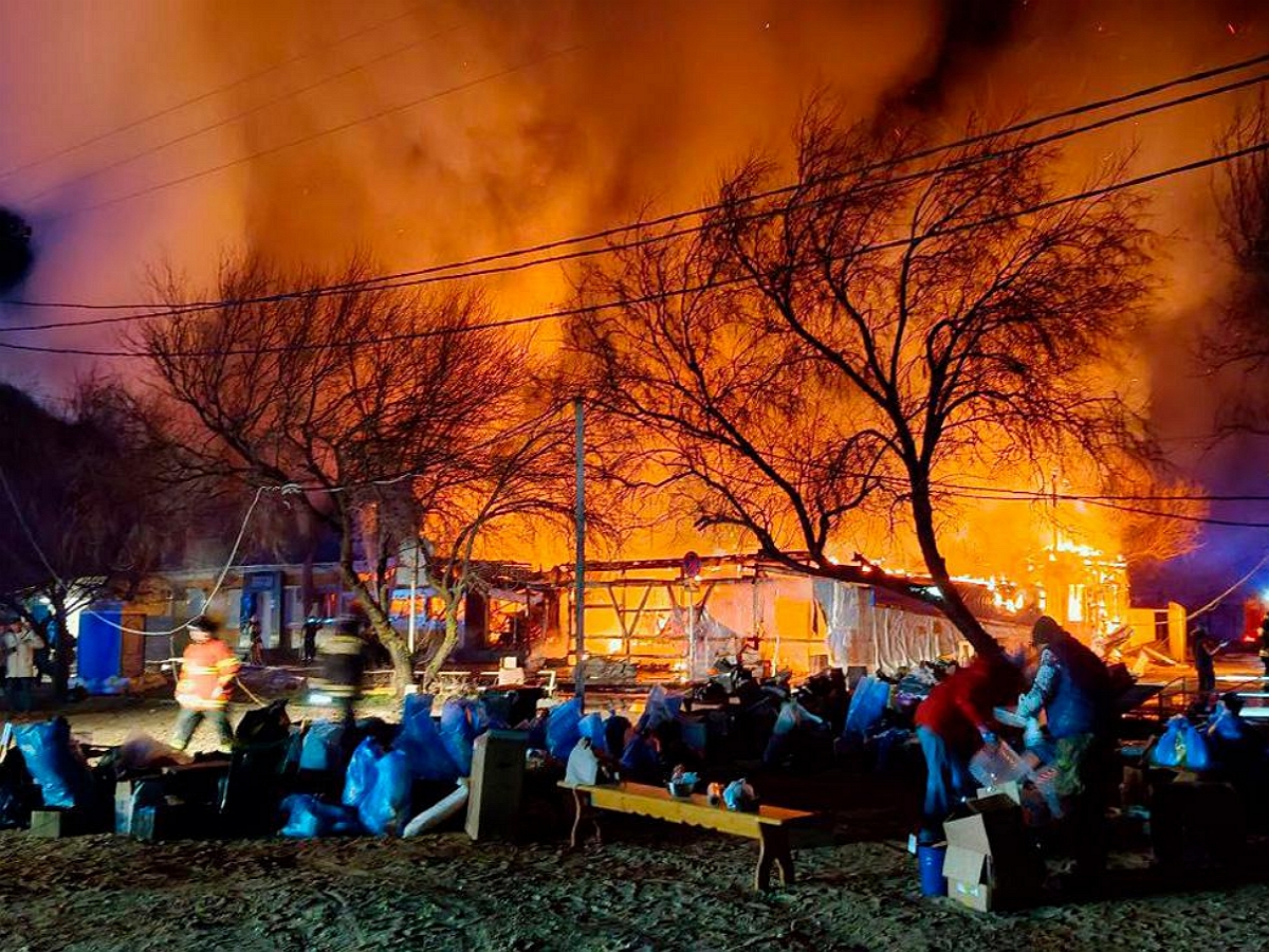 В Анапе загорелся пансионат: пожар попал на видео