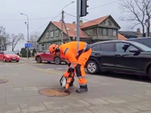 «Снесите и дома»: Литву высмеивают за борьбу с советскими канализационными люками