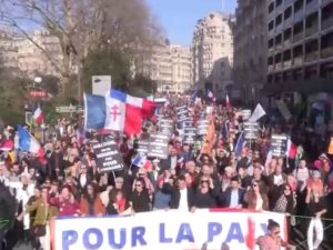 «Макрон, мы не будем умирать за Украину!»: французы устроили акцию протеста