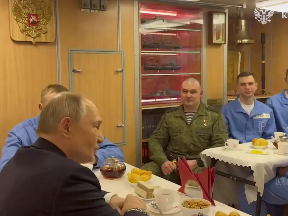 Путин с моряками