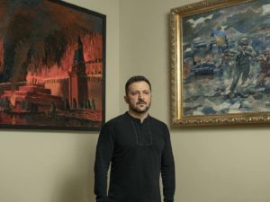 «Нарцисс с комплексом Наполеона»: психиатр оценил фото Зеленского на фоне горящего Кремля