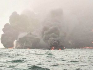 В Северном море сухогруз, перевозивший опасный яд, протаранил танкер: опубликовано видео с места ЧП