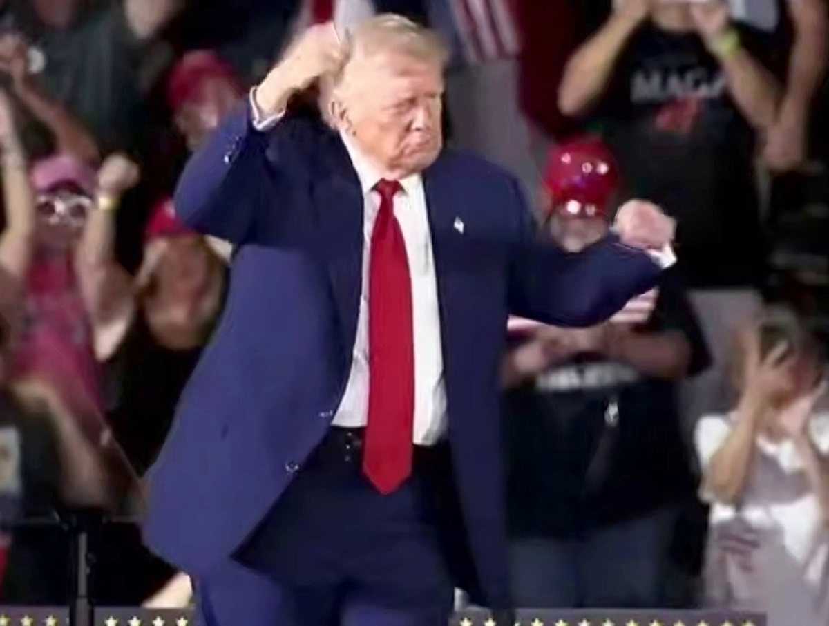 Трамп отпраздновал 100 дней президентства, показав фирменный танец (ВИДЕО)
