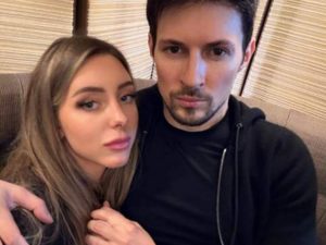 Девушка Павла Дурова развеяла слухи о беременности снимком в купальнике