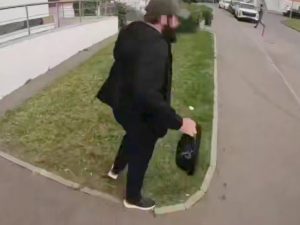 Опубликовано видео ограбления в «Москве-Сити» курьера с 127 млн рублей
